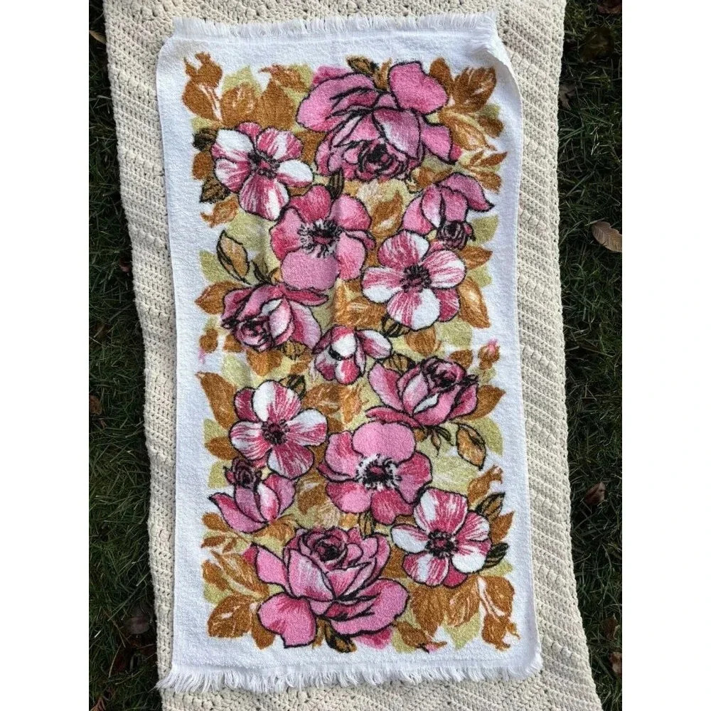 Great Vintage Terry Cloth Bath Towel Bright Floral Flower Power Dundee Pink EUC!